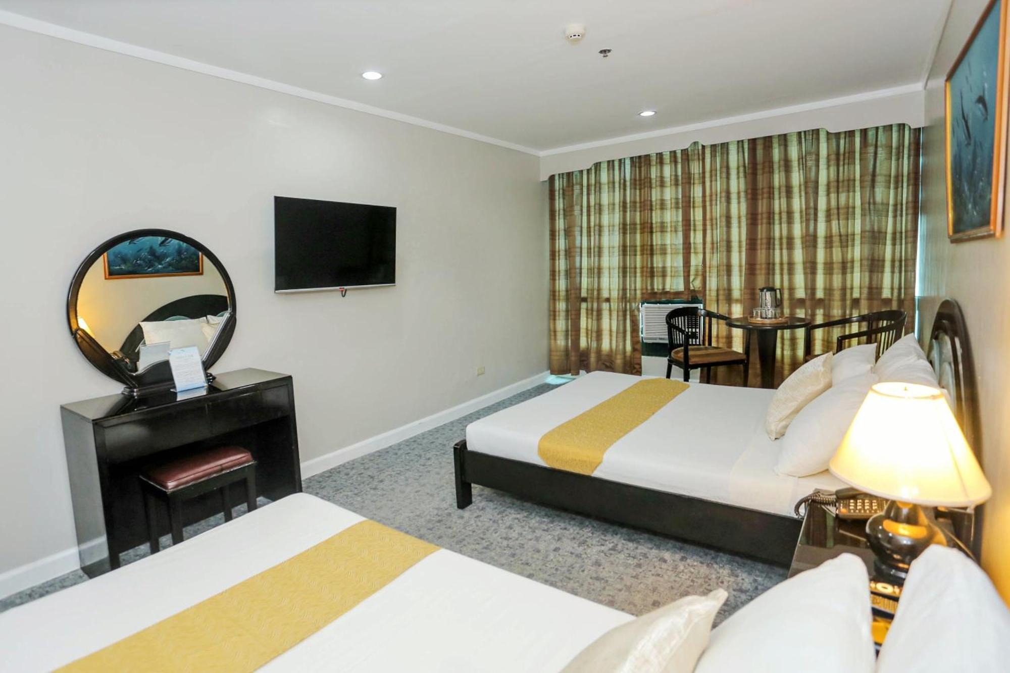 Holiday Plaza Hotel - Cebu Buitenkant foto