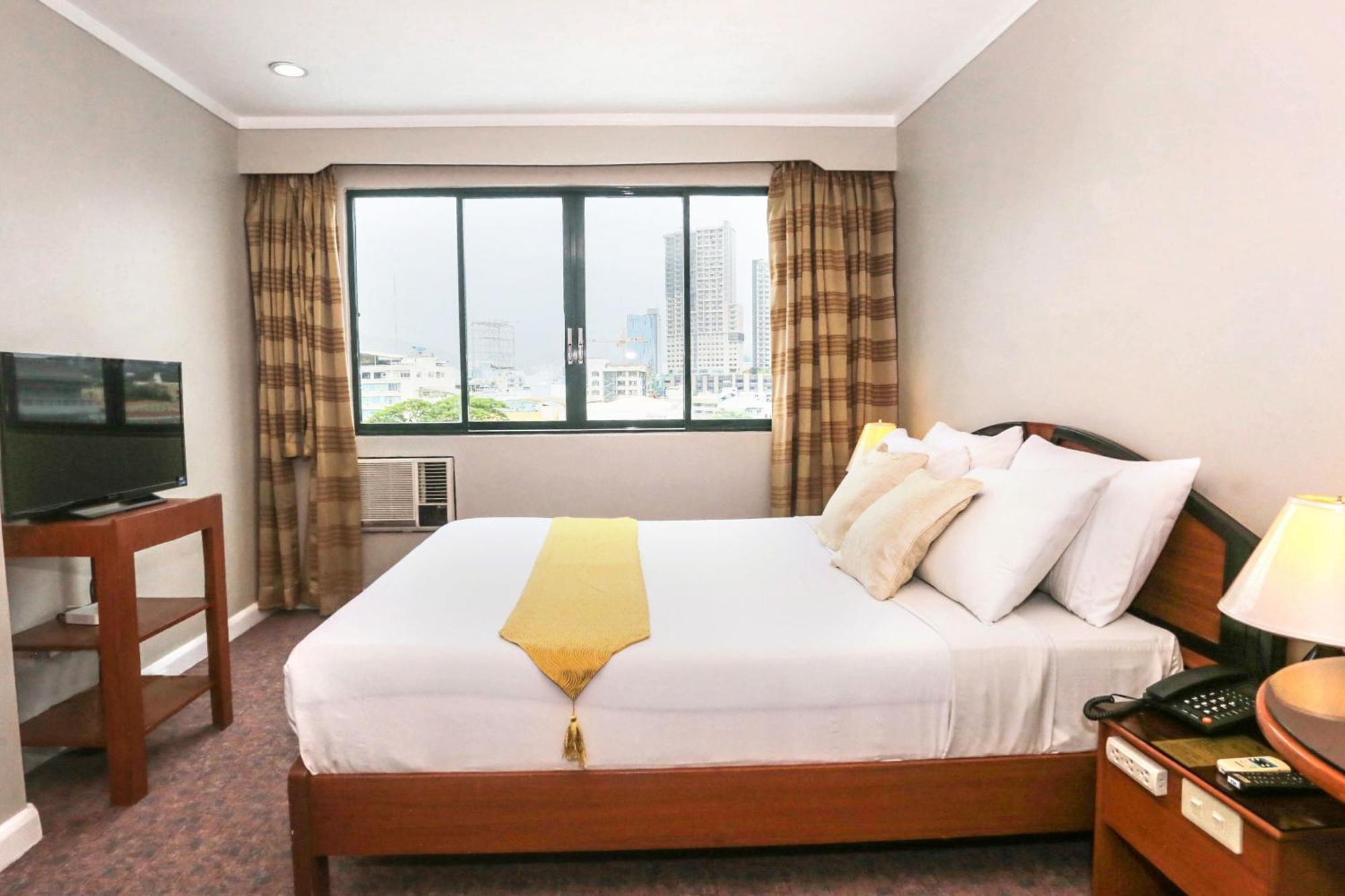 Holiday Plaza Hotel - Cebu Buitenkant foto