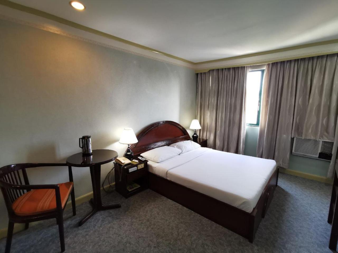 Holiday Plaza Hotel - Cebu Buitenkant foto